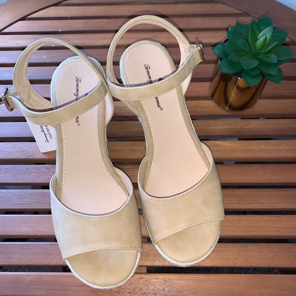 NWT: Tommy Bahama Women’s Wedge Sandal